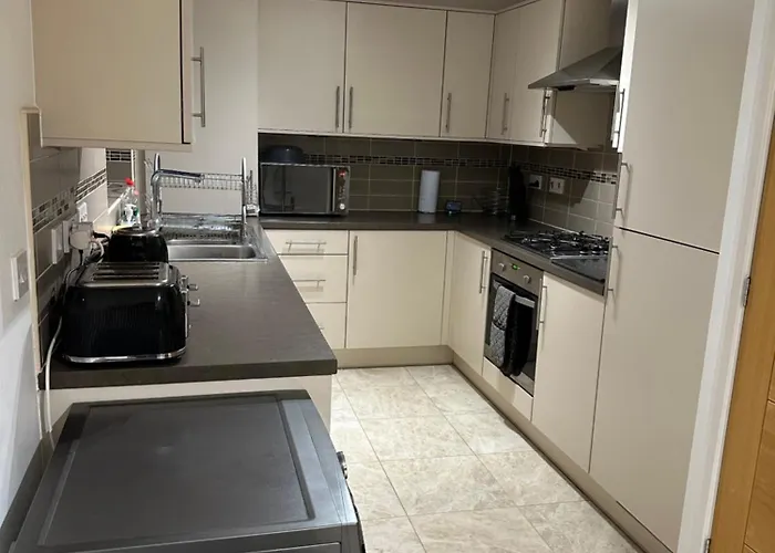 Cosy Double Bedroom In Newcastle Upon Tyne - Access To Shared Kitchen And Shared Conservatory Areas Inc Netflix
