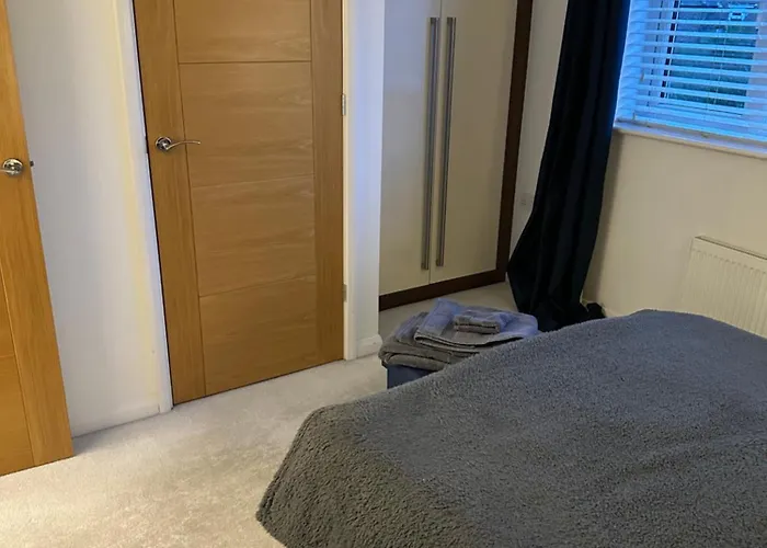 Cosy Double Bedroom In Newcastle Upon Tyne - Access To Shared Kitchen And Shared Conservatory Areas Inc Netflix